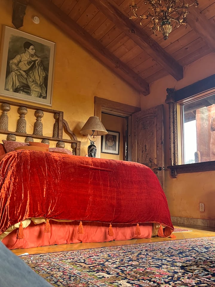 מיטת קווין סייז בחדר השינה בפוינט לובוס