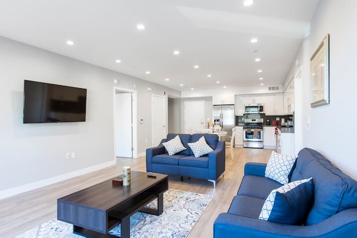 Chic 2br Stay | Hollywood Boulevard + Free Parking - West Hollywood, CA