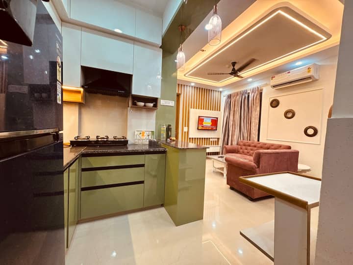 Მისაღები ოთახი ღია სამზარეულოთი