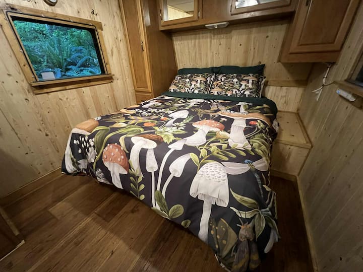 Კომფორტული ორადგილიანი საწოლი ცალკე ტყისა და აუზის მშვიდი ხედებით. Ზაფხულის თბილ ღამეებში განიტვირთეთ ჭერის ვენტილატორის ქვეშ და დატკბით ბუნების დამამშვიდებელი ხმებით.