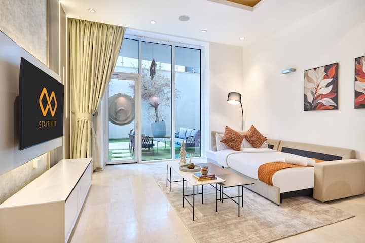 Опуштете се во овој удобен простор за живеење со паметен телевизор, кадифен кауч на спуштање и масичка за кафе - совршени за опуштени вечери. Излезете надвор за директен пристап до бујната градина, каде што природата се среќава со удобноста. Во близина на Atlantis The Palm. ✨