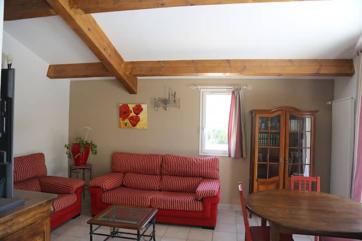 всекидневна, съседна на всекидневната, открита греда, отворена към терасата, включваща 1 3-местен диван, 1 2-местен диван, 55-инчов телевизор, DVD плейър, +DVD, малка библиотека, масичка за кафе и маса за игри.