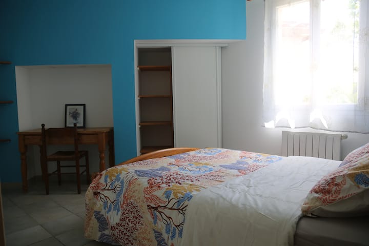 спалня с 1 двойно легло, 1 нощно шкафче, 1 бюро, килер за съхранение.
климатик, монтиран на стената в коридора, обслужващ спални 2, 3 и 4