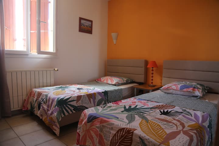 тази стая съдържа 2 единични легла (90 см), 1 нощно шкафче, 1 гардероб, 1 малка библиотека.
стенен сплит климатик в коридора към спални 2, 3 и 4