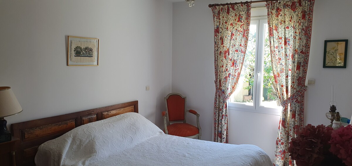 Ova druga spavaća soba gleda na vrt u stražnjem dijelu kuće. Ormar za pohranu.