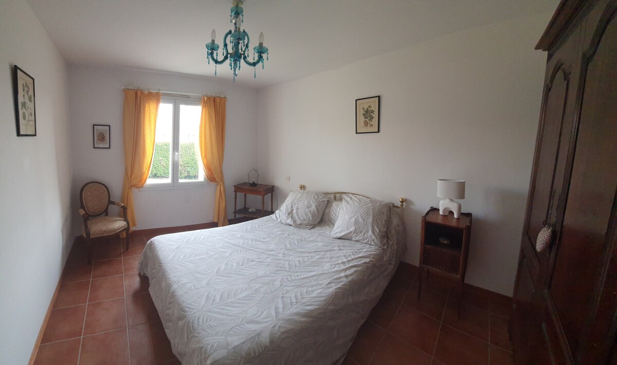 Ova treća spavaća soba gleda na prednji dio kuće. Pristup prizemlju. Ormar za pohranu.