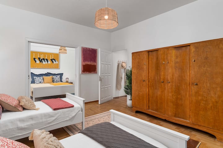 Deux lits simples pouvant être rapprochés pour un maximum d'options.  La chambre peut s'ouvrir sur notre chambre jaune et bleue ou fermée, pratique pour les familles avec de jeunes enfants ainsi que les adultes qui préfèrent l'intimité.