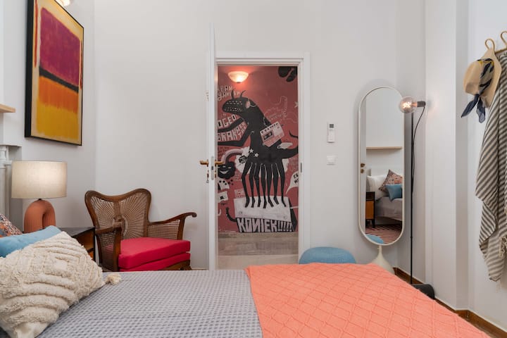 Deux lits simples pouvant être rapprochés ou séparés pour un maximum d'options.  Draps confortables et œuvres d'art merveilleuses partout.  Accès complet au balcon panoramique.