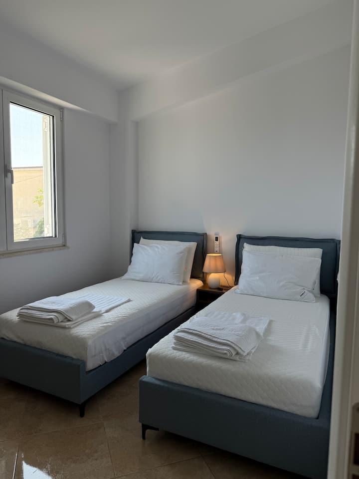 Javite nam koje vam je rješenje najprikladnije – dva odvojena kreveta ili jedan veliki krevet – i pripremit ćemo sobu u skladu s tim.