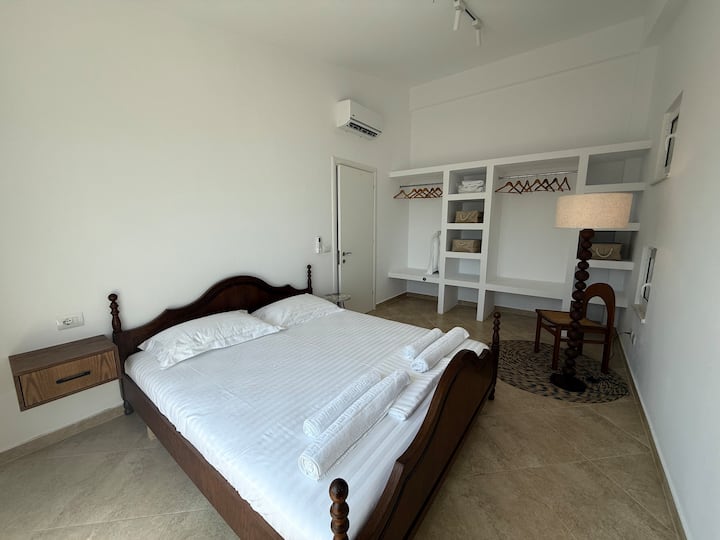 ห้องนอนหลักมีพื้นที่กว้างขวางเพียงพอที่จะเพิ่มโต๊ะทำงาน เหมาะสำหรับผู้เข้าพักที่ทำงานทางไกล โปรดแจ้งให้เราทราบหากต้องการให้ตั้งค่า