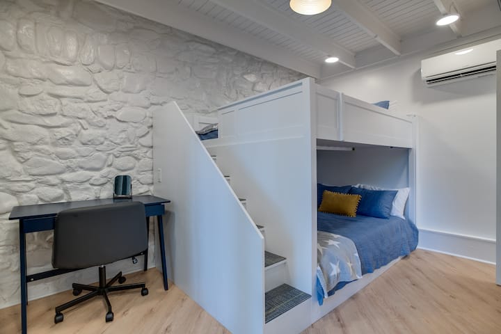 Camas queen sobre queen personalizadas con escaleras, luces de lectura y miniventiladores, un escritorio con silla entrecruzada, armario con perchero rodante, nuevo minisplit para calefacción y aire acondicionado, FireTV inteligente de 32" (inicio de sesión BYO) y baño completo privado.