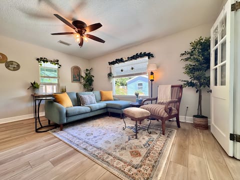 Successful Airbnb property: Walk Downtown! Perfect for short or monthly stays in Mount Dora