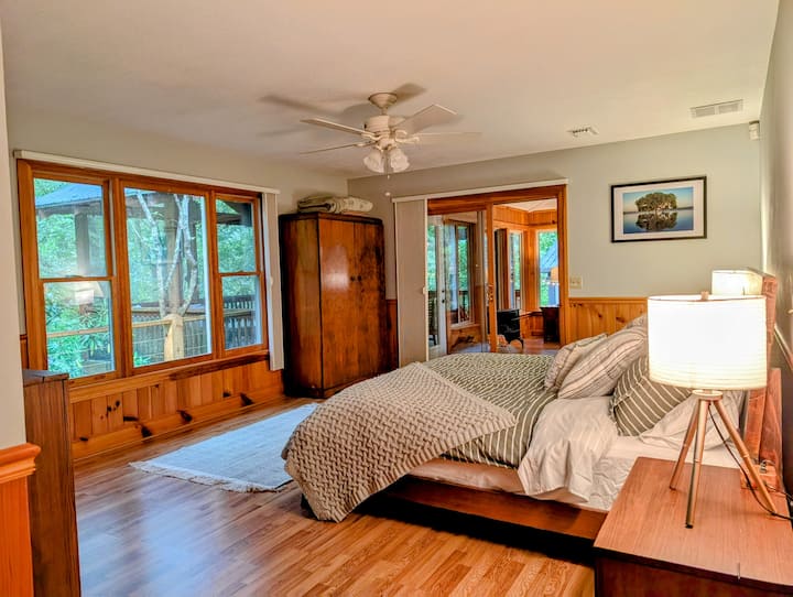 Основна спалня, разположена в главната къща на приземния етаж