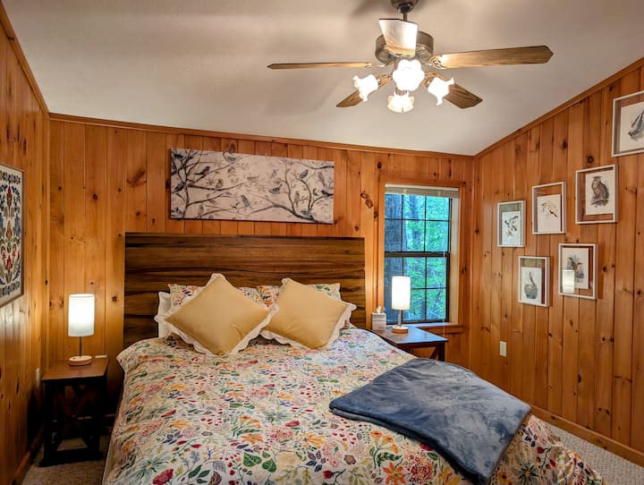 Спалня с двойно легло, разположена в къщата за гости на горния етаж