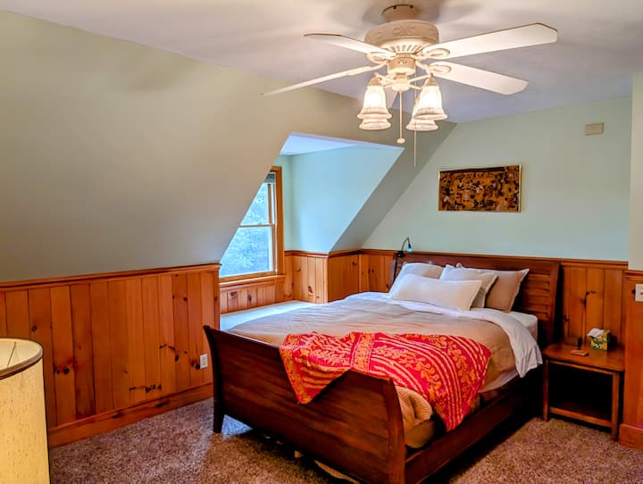 втора спалня на горния етаж в основната къща с двойно легло