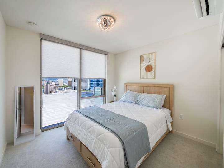 Mirëprit vizitorët në një pushim të qetë në dhomën e gjumit të vizitorëve të Sky Ala Moana, duke ofruar një krevat dopio "queen", dollap dhe dritë të butë natyrale. Dritaret nga dyshemeja në tavan kornizojnë pamjen e malit dhe të qytetit të Honolulusë.