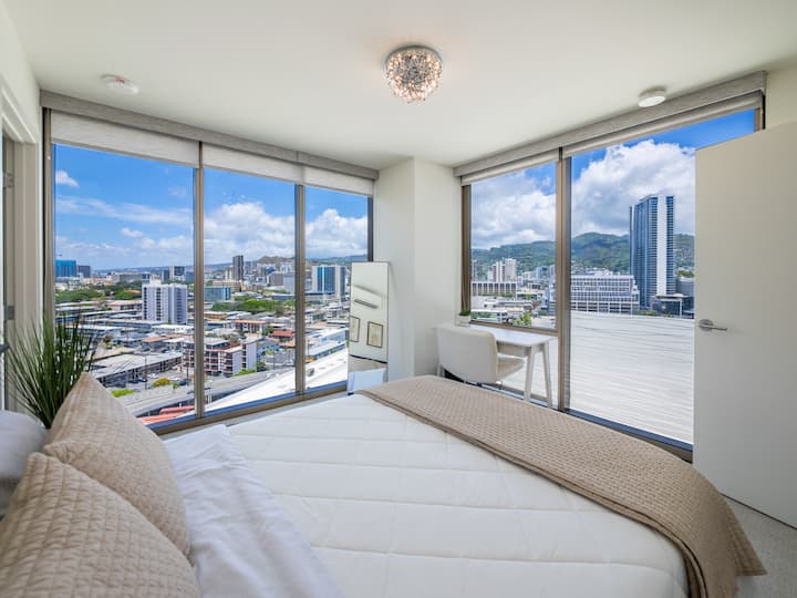 Zgjohu i rifreskuar në një dhomë gjumi "king" në qoshe me pamje panoramike të qytetit dhe malit. Dritaret nga dyshemeja në tavan ftojnë dritë natyrale, nuanca që errësojnë dhomën dhe një tavolinë e rehatshme ofron hapësirë për punë në distancë.