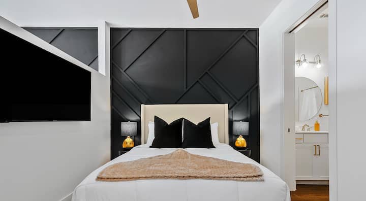 Ovaj prostor za spavanje odiše stilom zahvaljujući udobnom bračnom krevetu, zidu u boji koja privlači pažnju i 55-inčnom okretnom televizoru koji možete okrenuti prema sebi kako biste se opustili bez dizanja iz kreveta. Luksuzno, udobno i dizajnirano za potpunu udobnost.