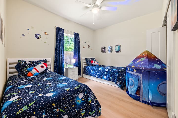  Nezaboravna zabava za djecu svih uzrasta – soba s temom svemira s krevetima na izvlačenje (maksimalna nosivost 68 kg), svjetlima koja podsjećaju na zvijezde, projektorom koji prikazuje galaksije, šatorom s temom svemira i bogatom kolekcijom dječjih knjiga.