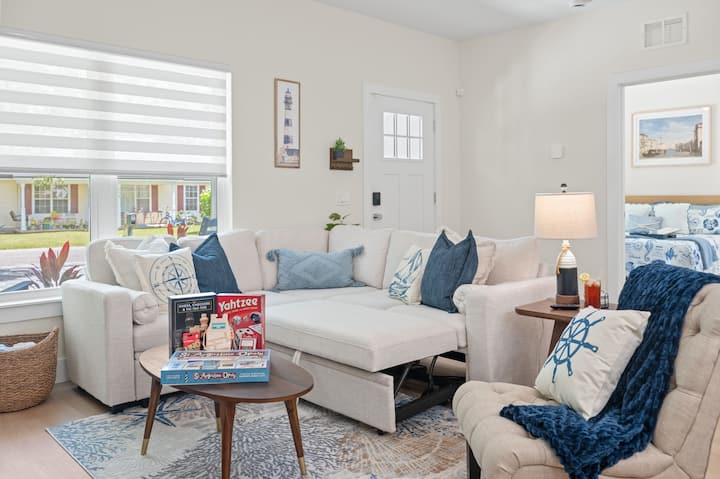 Na kauču za spavanje udobno se mogu smjestiti dva gosta, pa je savršen za gledanje filmova, igranje igara ili opuštanje u dobrom društvu.