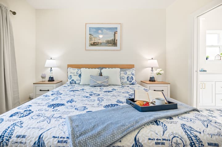 Elegantan apartman s bračnim krevetom, kupaonicom, 55-inčnim pametnim televizorom i zavjesama koje zatamnjuju prostoriju kako bi se osigurala privatnost i udobnost.