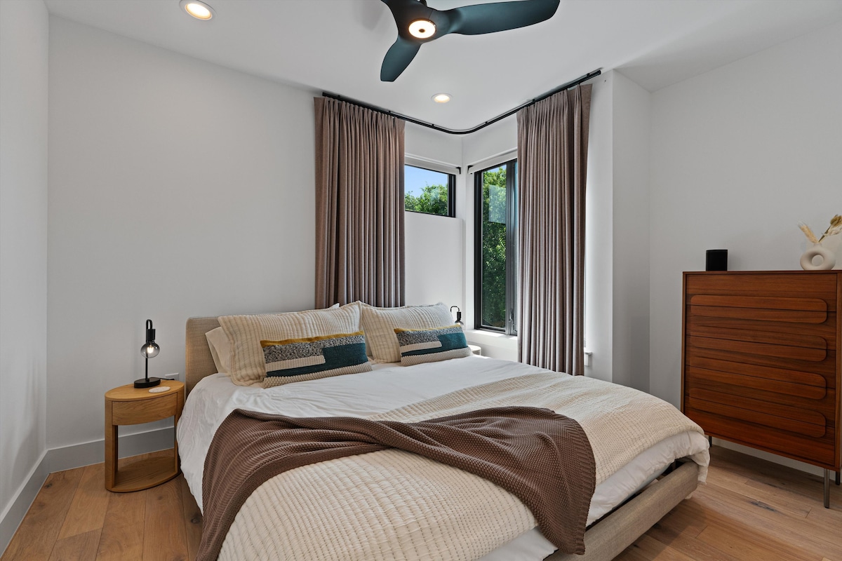 Un refugio acogedor con almohadas mullidas y sábanas suaves para una noche de sueño perfecta.