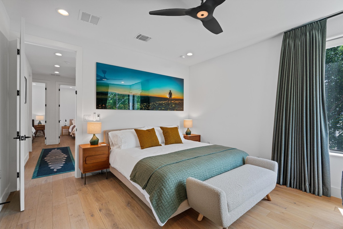 Habitación luminosa y acogedora diseñada para el descanso y las noches tranquilas.