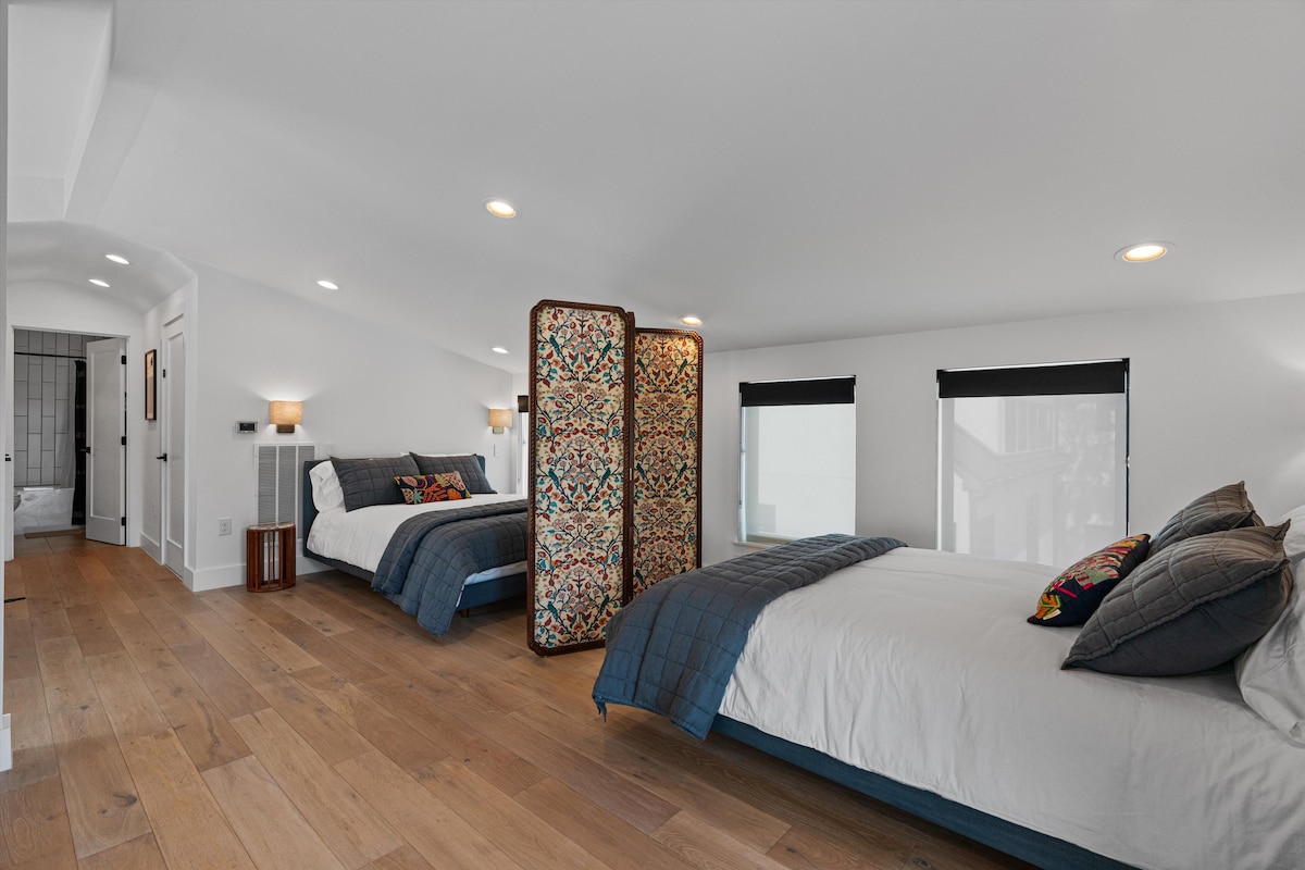 Cómodo dormitorio con dos camas y fácil acceso al balcón para disfrutar del aire fresco.