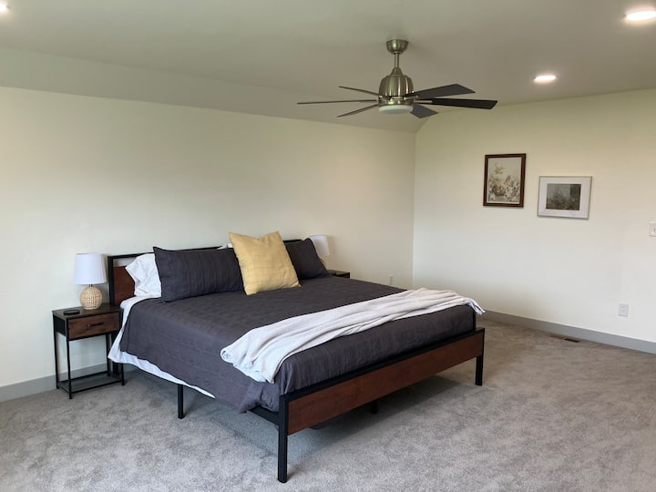 Cama King en el dormitorio oeste