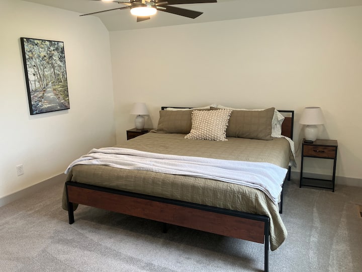 Cama King en el dormitorio este