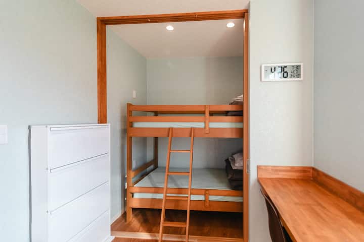 Ефективно користење на просторот до кујната, скриен кревет