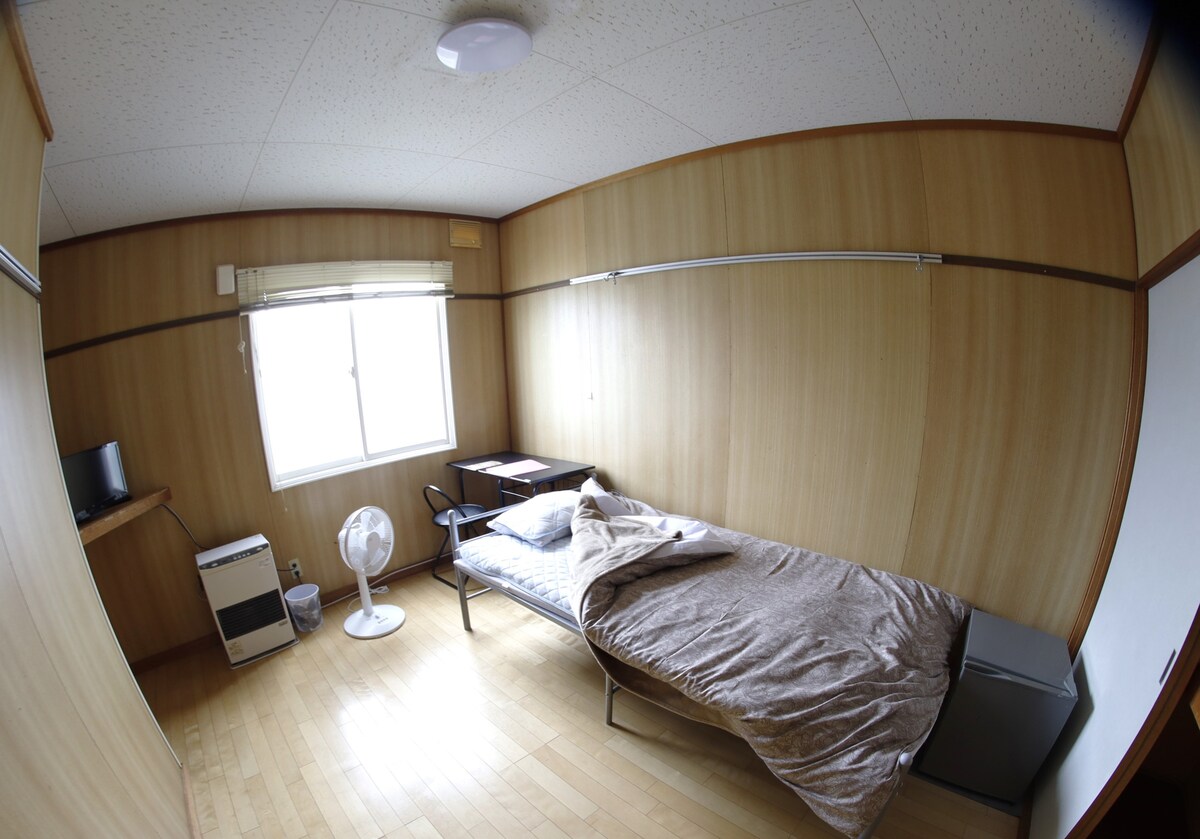 房间10
这是一间单人房。
电视、小冰箱、书桌、风扇、暖气、衣柜
是的是的
所有房间均提供无线网络