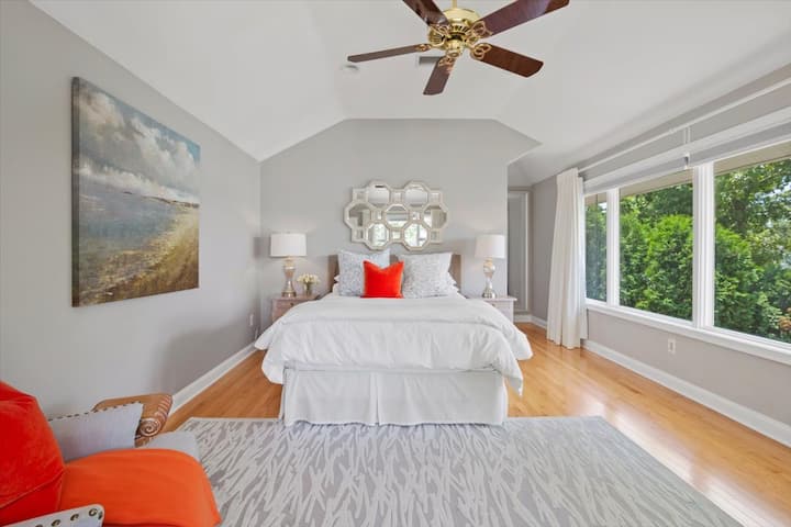 Chumba 2 chenye nafasi kubwa chenye mwonekano mzuri wa maji na bafu kamili la kujitegemea 