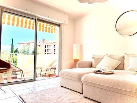 Top performing Airbnb: Quiet, central location, sandy beach, south-facing balcony in Fréjus