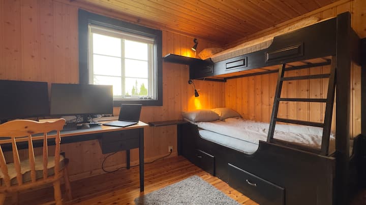 ห้องนอน 2 พร้อมเตียงสองชั้นสำหรับครอบครัวและสำนักงานในคอทเทจ