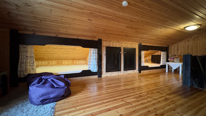 ลอฟท์ที่ใช้งานได้จริงพร้อมเตียง 8 เตียง สะดวกสบายสำหรับเด็ก/เยาวชนที่สามารถมีโซนของตัวเองพร้อมทีวีของตัวเอง