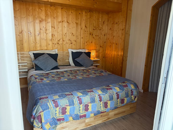 Chambre située au 1er étage de la maison,  balcon vue bassin, 2 chaises et table