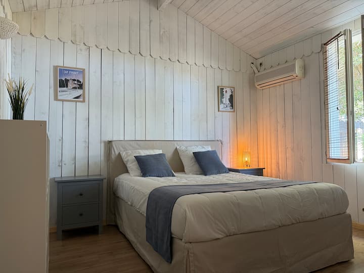 chambre avec vue sur bassin, salle de douche privative et toilettes