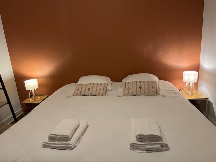 Krevet dimenzija 180 x 200 može se razdvojiti na 2 jednostruka kreveta.