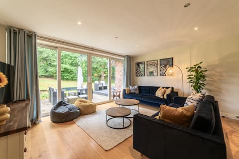Luxury Retreat | Dog Friendly | Hot Tub | Games Rm