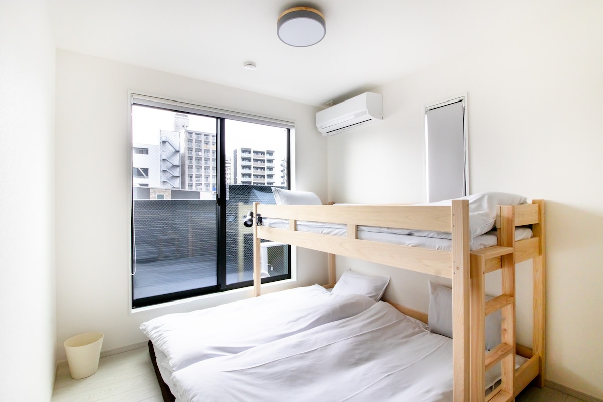 ერთადგილიანი საწოლი და ორი ფუტონი გვაქვს.