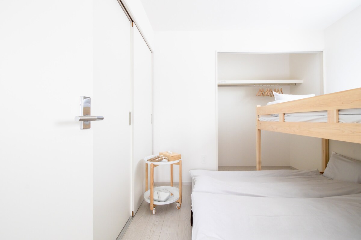 არის ერთადგილიანი საწოლი და ორი ფუტონი.