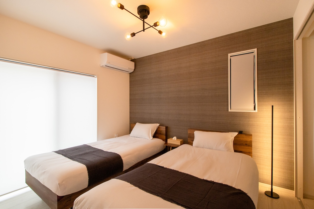 Არის ორი ერთადგილიანი საწოლი.
საცხოვრებელი პირველ სართულზეა, ამიტომ მასში სტუმრობა ადვილია მათთვისაც კი, ვისაც კიბეებზე ასვლა უჭირს.