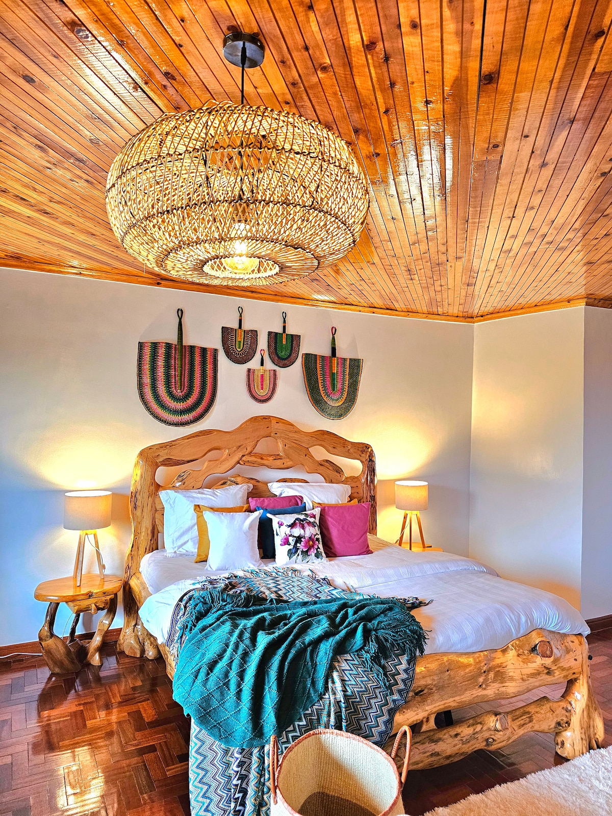 Izba s výhľadom na hory s drevenou posteľou veľkosti King, ktorá bola ručne vyrobená v miestnej dielni, a s výhľadom na sopku a jazero. 
Drevená parketová podlaha a drevený strop dodávajú miestnosti teplú útulnú atmosféru. Nočné stolíky so svetlami.
Nástenná dekorácia: africké trstinové vejáre.