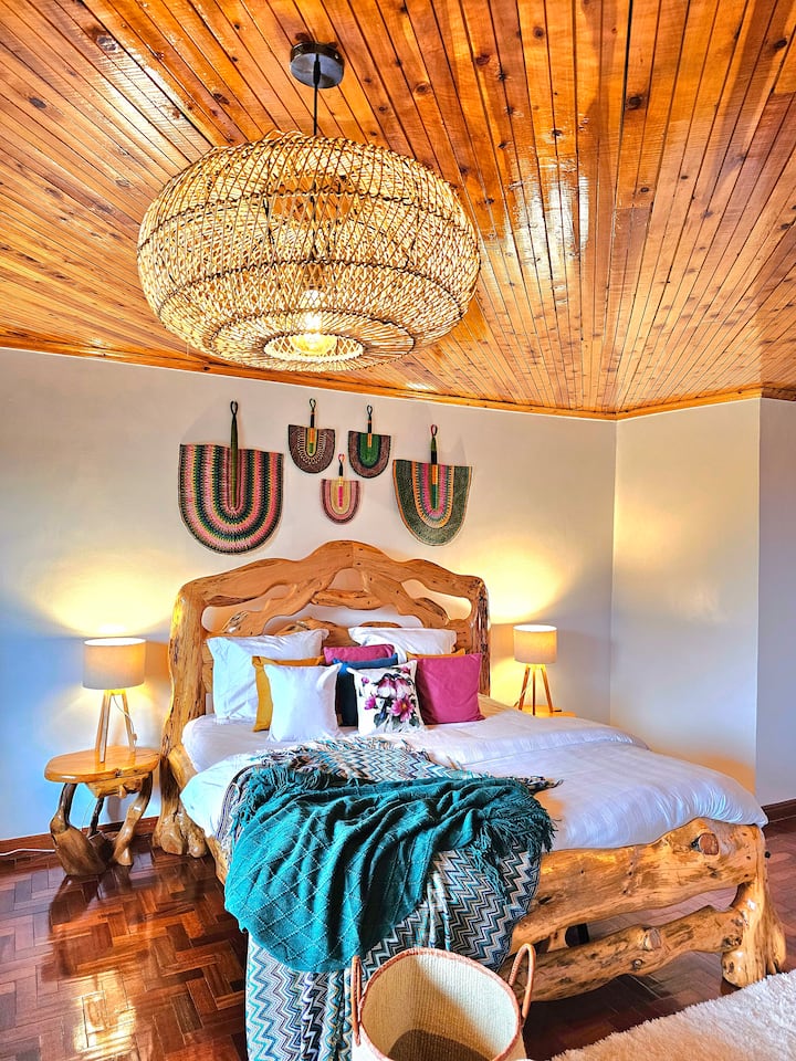 Chumba chenye mwonekano wa mlima chenye kitanda cha mbao cha ukubwa wa king kilichotengenezwa kwa mikono, mwonekano wa volkano na ziwa. 
Sakafu ya mbao ya mfano wa mfupa wa samaki na dari ya mbao huipa chumba hicho mazingira ya joto na ya kustarehesha. Meza za kando ya kitanda zilizo na taa.
Mapambo ya ukuta: Feni za mwanzi za Kiafrika.