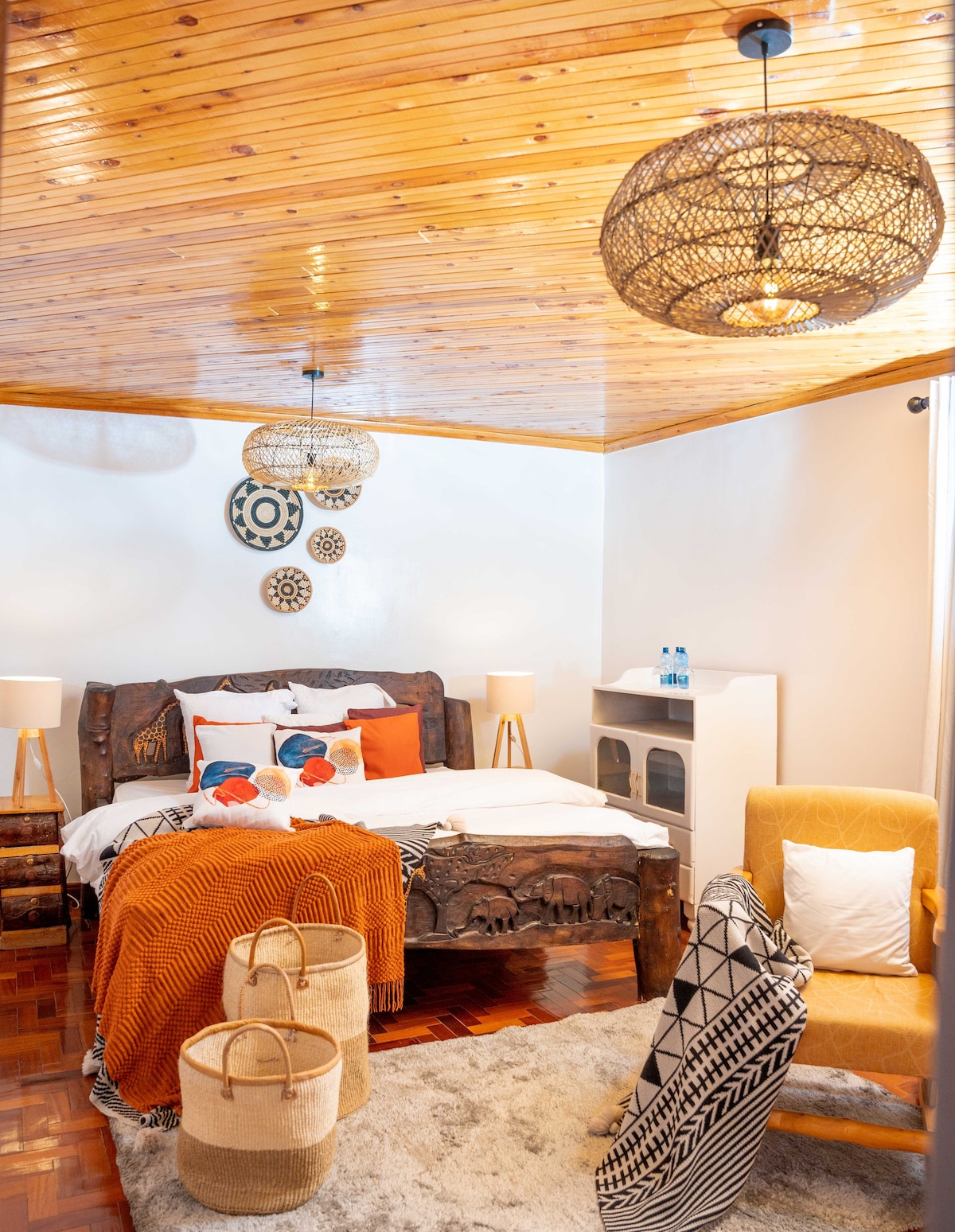 Spálňa s výhľadom do záhrady s drevenou posteľou king size v štýle safari, ktorá bola ručne vyrobená v miestnej dielni. 
Drevená parketová podlaha a strop v tvare rybej kosti dodávajú miestnosti teplú útulnú atmosféru. Nočné stolíky so svetlami a malou úložnou skrinkou.
Relaxujte v pohodlnom ležadle