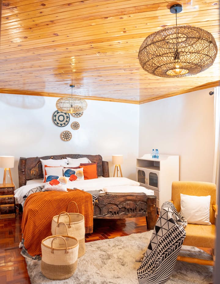 Chumba cha kulala chenye mwonekano wa bustani kilicho na kitanda cha mbao cha safari chenye ukubwa wa king kilichotengenezwa kwa mikono katika eneo husika. 
Sakafu na dari ya mbao ya mfano wa mfupa wa samaki huipa chumba hicho mazingira ya joto na ya kustarehesha. Meza za kando ya kitanda zilizo na taa na kabati dogo la kuhifadhia.
Pumzika kwenye kochi la kustarehesha