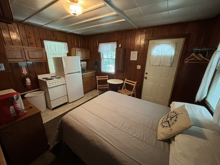 Island View Cottages - Cottage 1-walk To Downtown - Traverse City, MI
