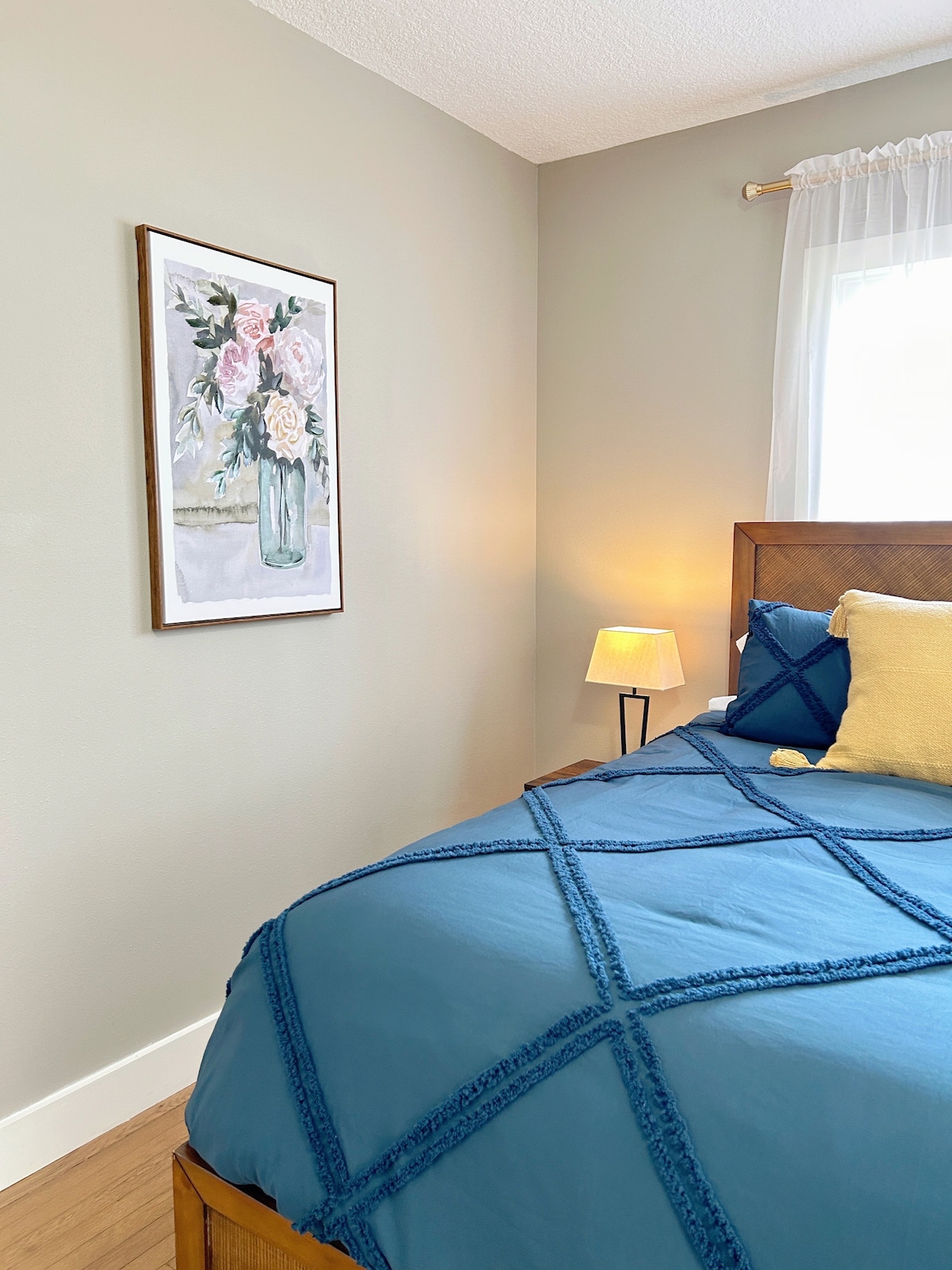 Enjoy the touch lamps and easy charging with our bed side lamps. 