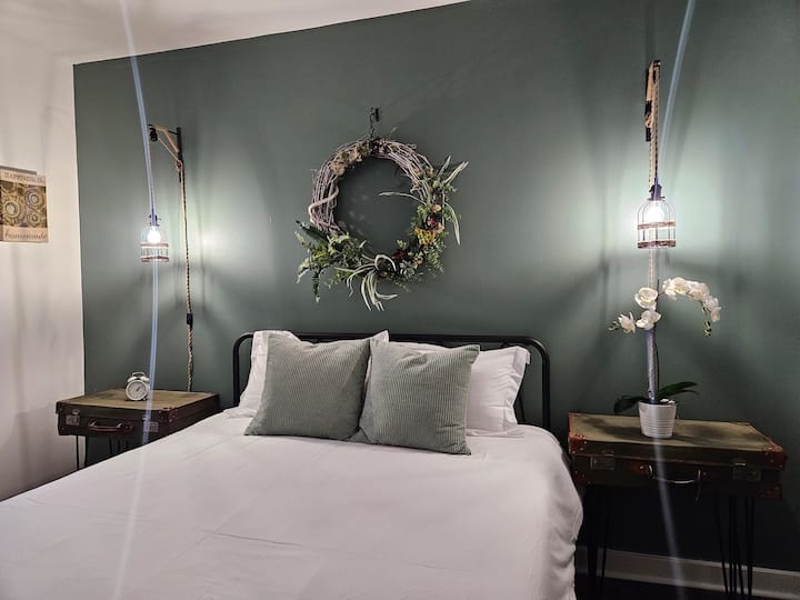 Cómoda y elegante habitación Kali con cama tamaño queen de espuma viscoelástica y su propio baño completo privado de estilo de planta abierta de micro hormigón con ducha de efecto lluvia. TV inteligente Roku
La puerta de la derecha está junto a la habitación Afrodita.